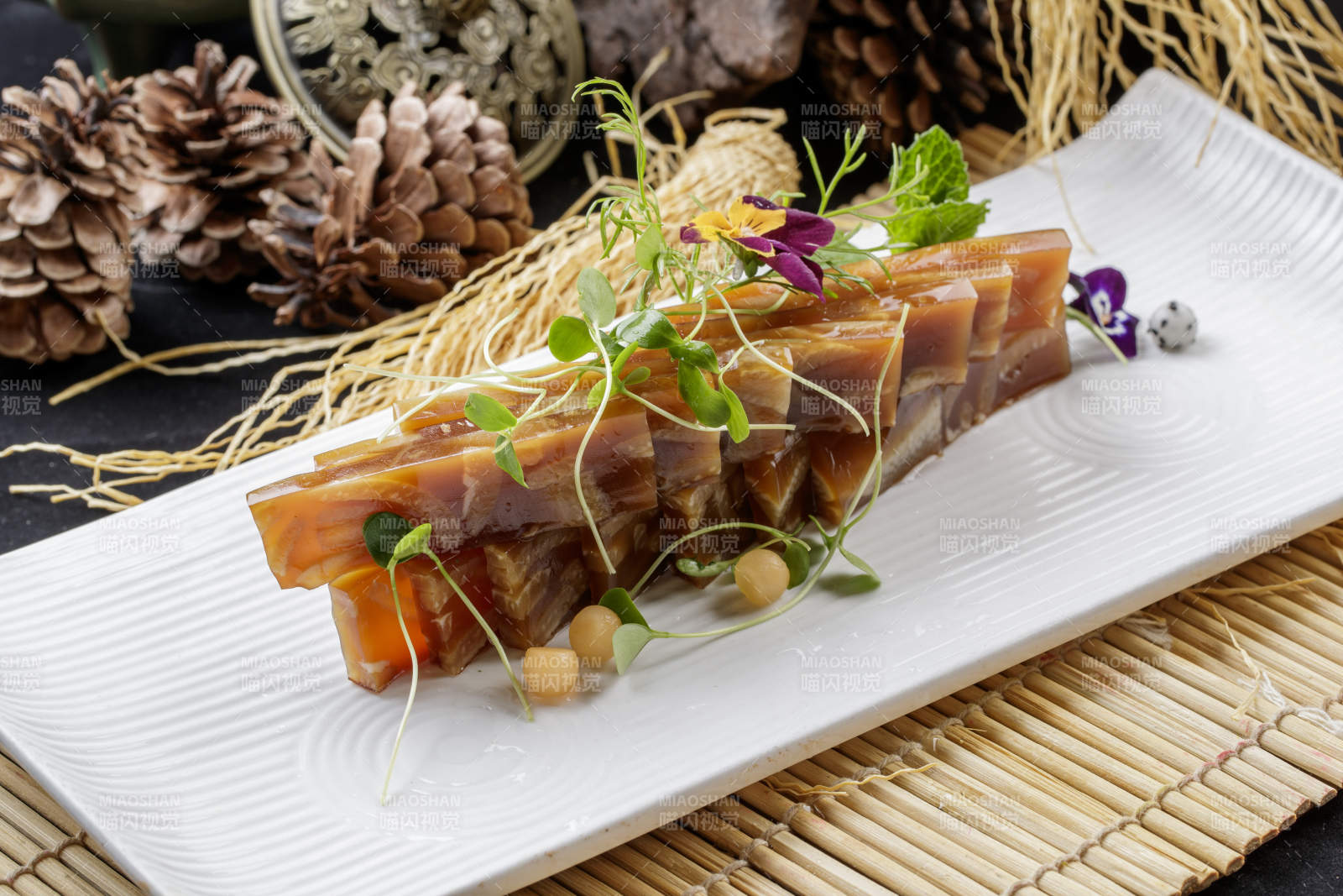 寿司帘上的长瓷盘装的美味猪皮冻