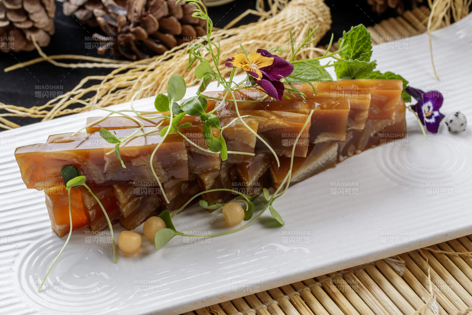 寿司帘上的长瓷盘装的美味猪皮冻