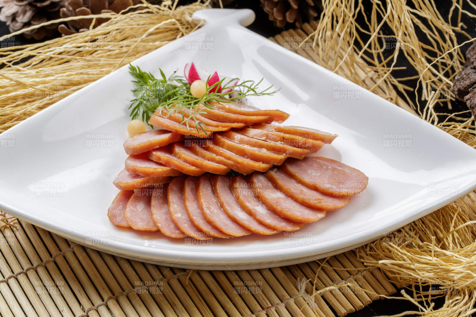 寿司帘上的扇形瓷盘装的自制蒜味香肠