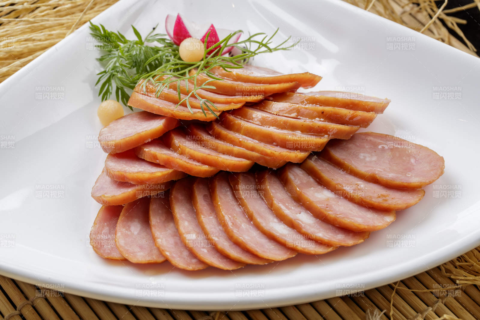 寿司帘上的扇形瓷盘装的自制蒜味香肠