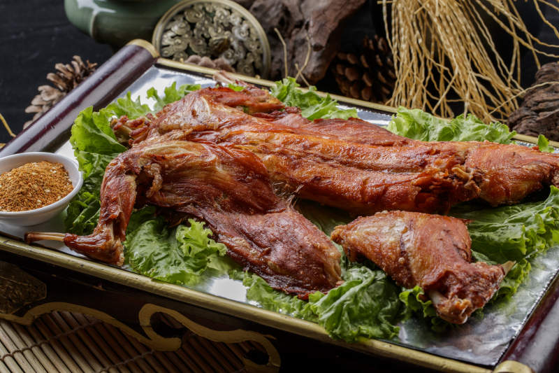 红木托盘装的蒙餐香酥烤兔