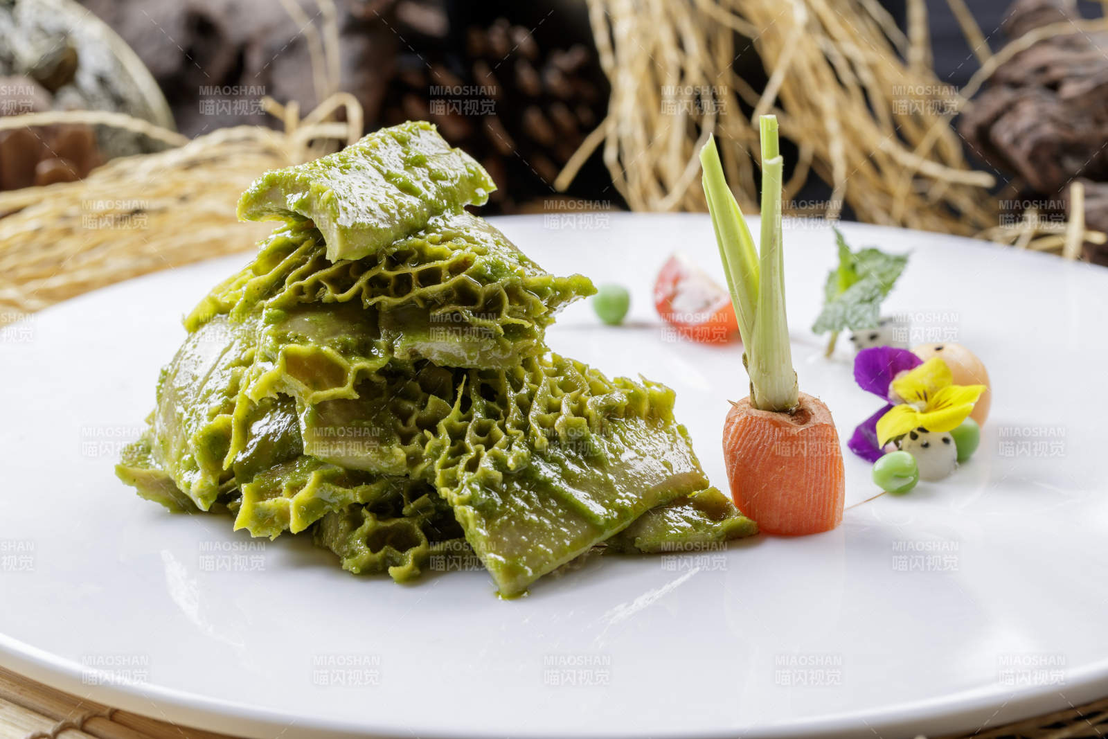 壽司簾上的圓瓷盤裝的青芥肚片