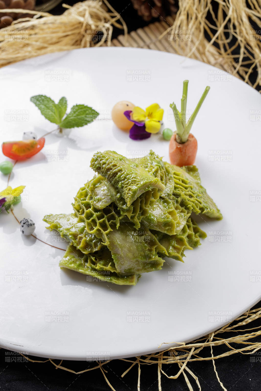 壽司簾上的圓瓷盤裝的青芥肚片