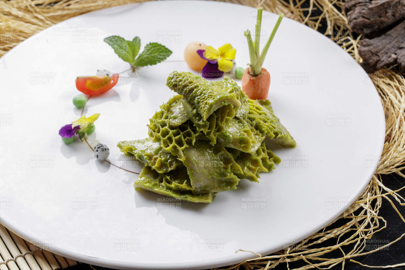 壽司簾上的圓瓷盤裝的青芥肚片