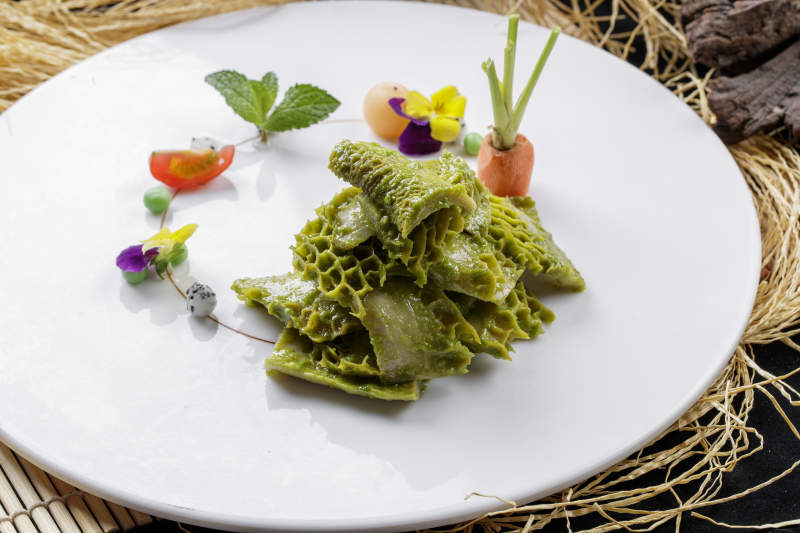 壽司簾上的圓瓷盤裝的青芥肚片