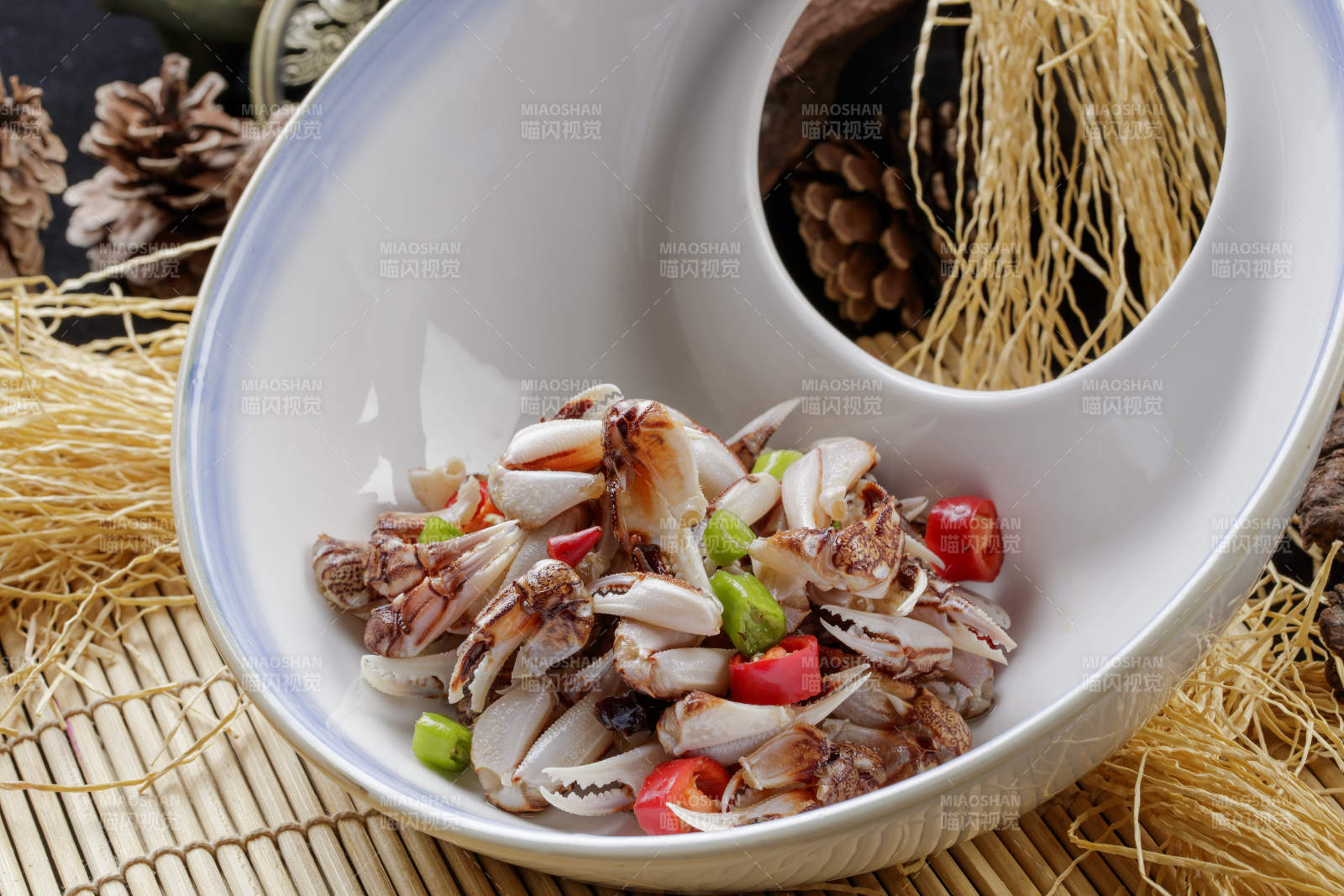 寿司帘上的异形瓷盘装的糟醉蟹钳