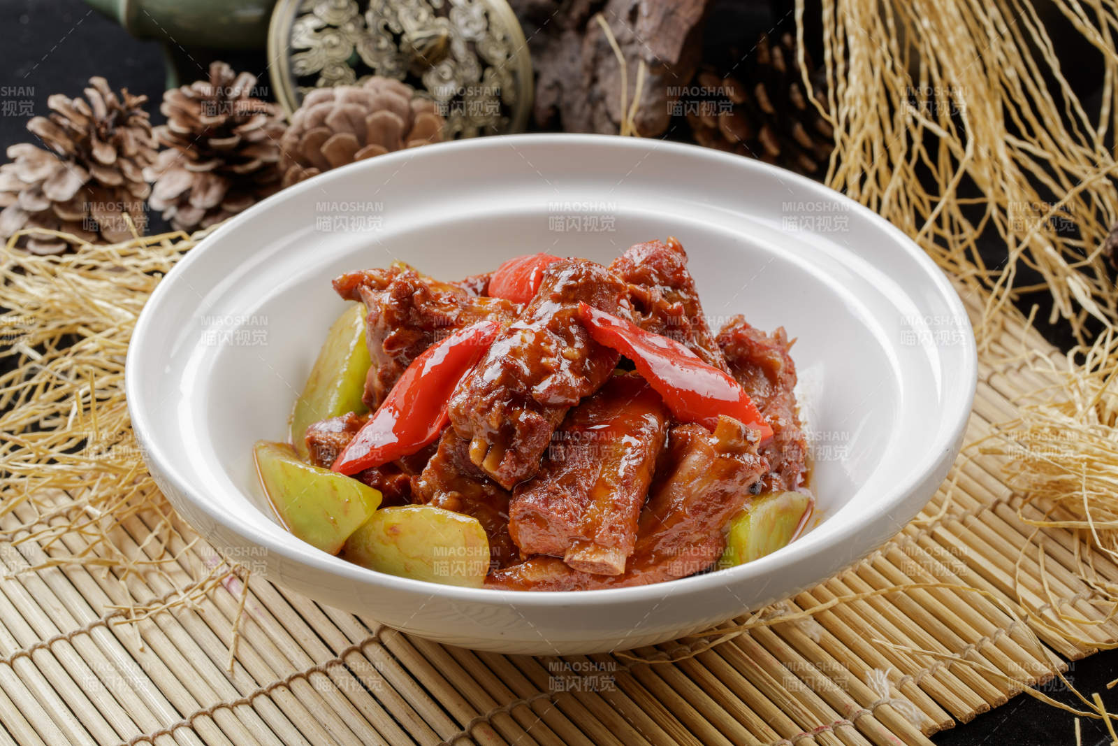 寿司帘上的白色砂锅装的酱小排