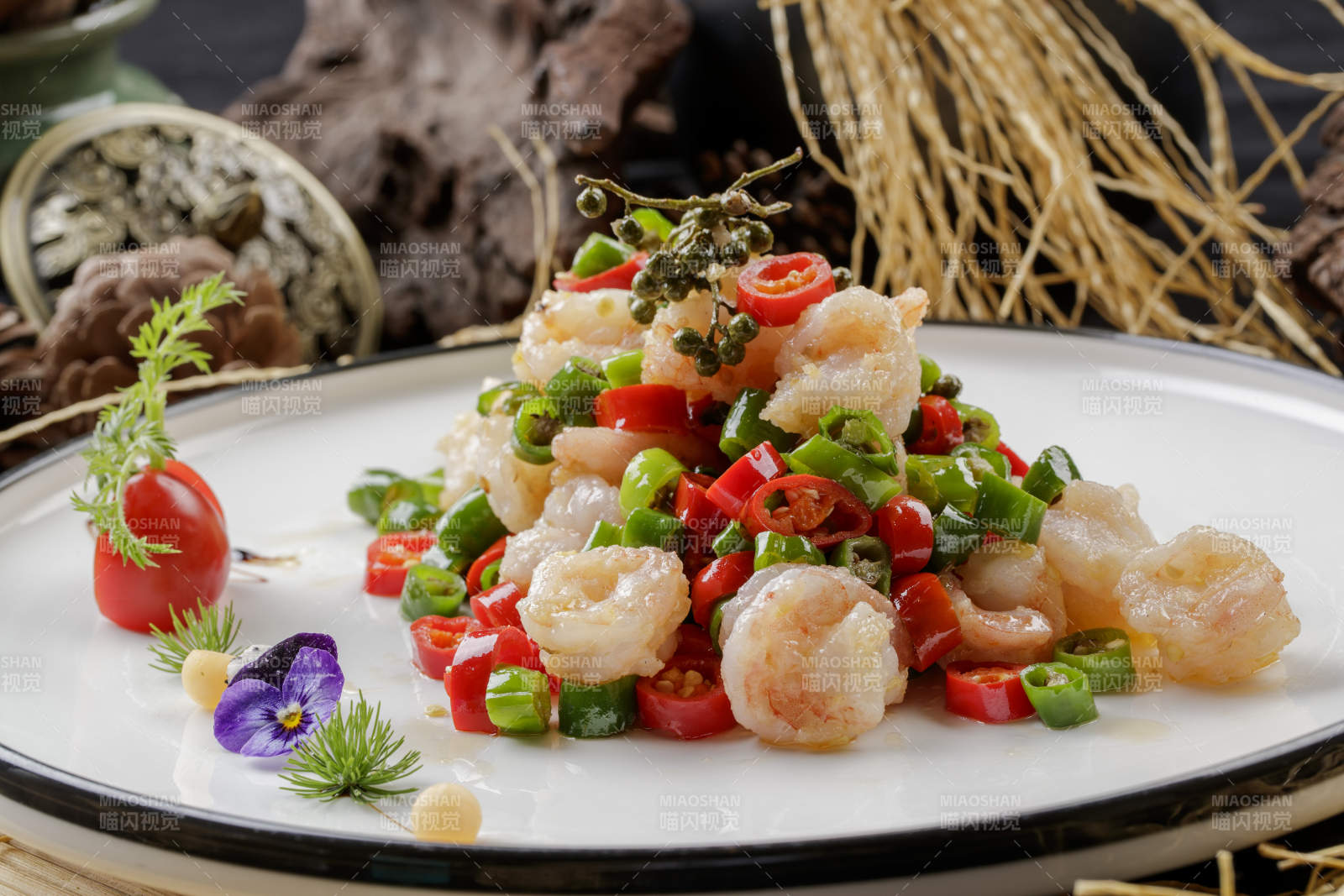 寿司帘上的白色圆盘装的米椒虾仁