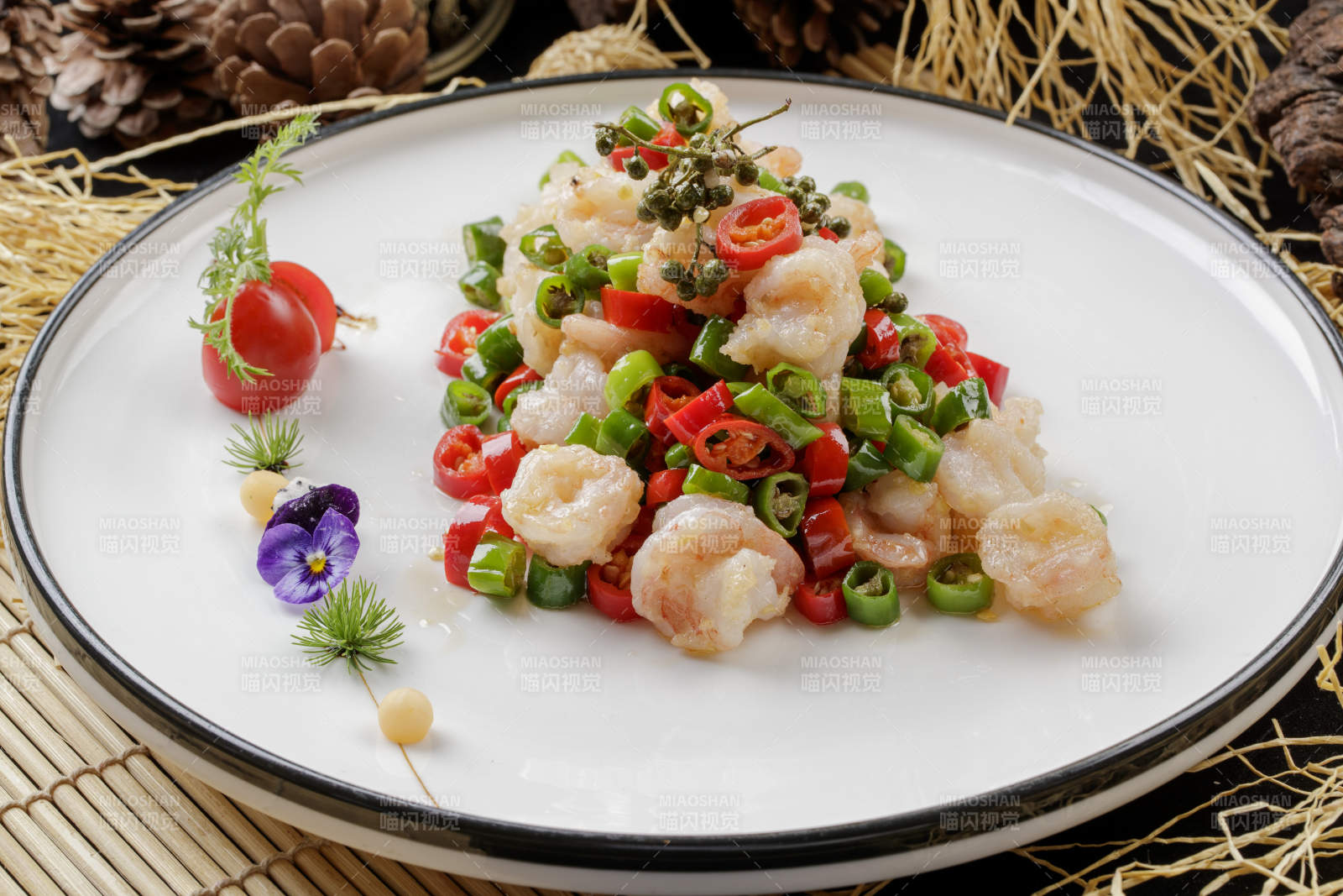 寿司帘上的白色圆盘装的米椒虾仁