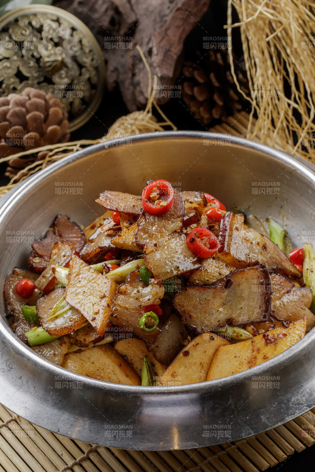不锈钢餐具装的干锅腊肉土豆片图片