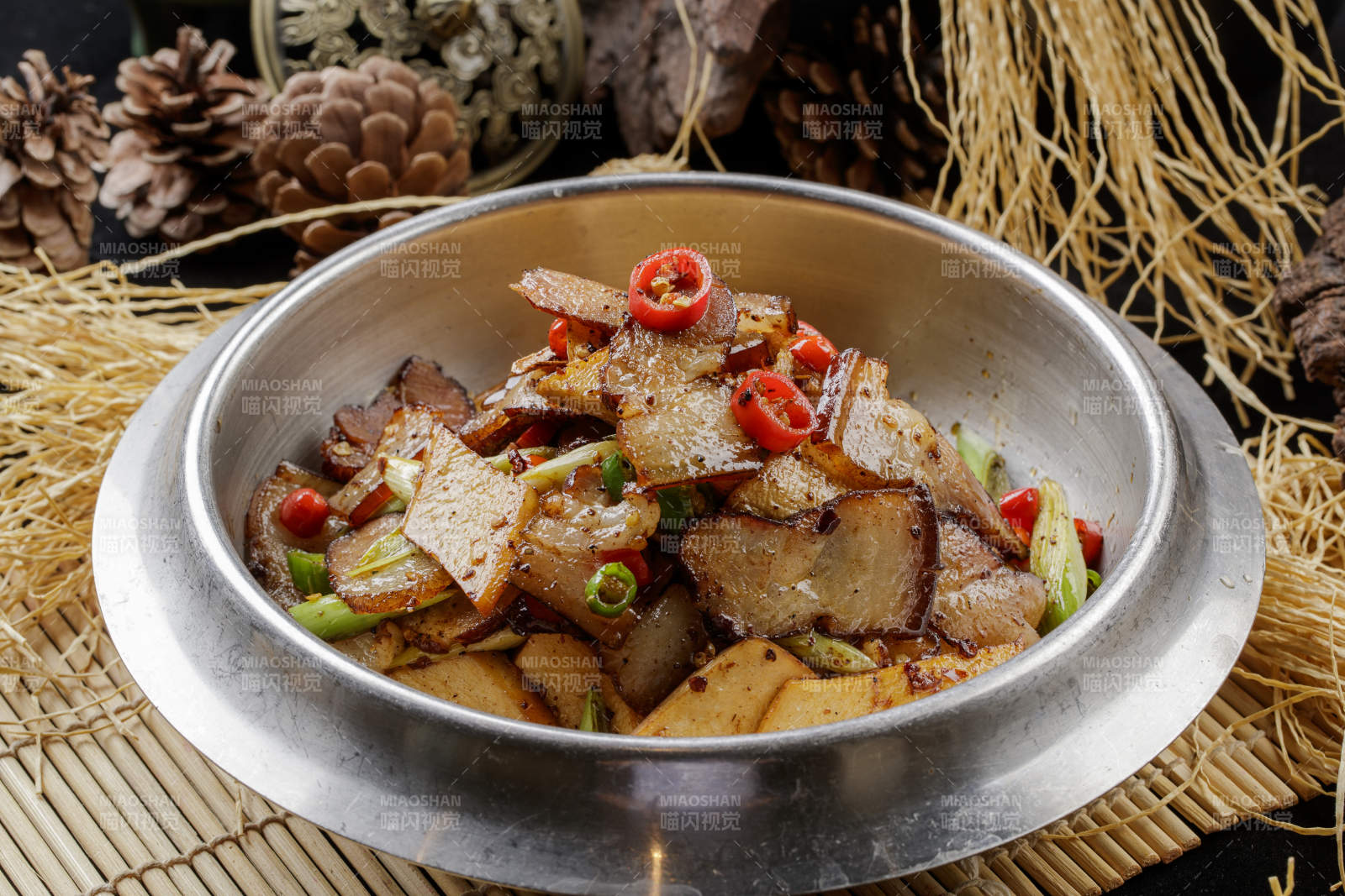 不锈钢餐具装的干锅腊肉土豆片图片