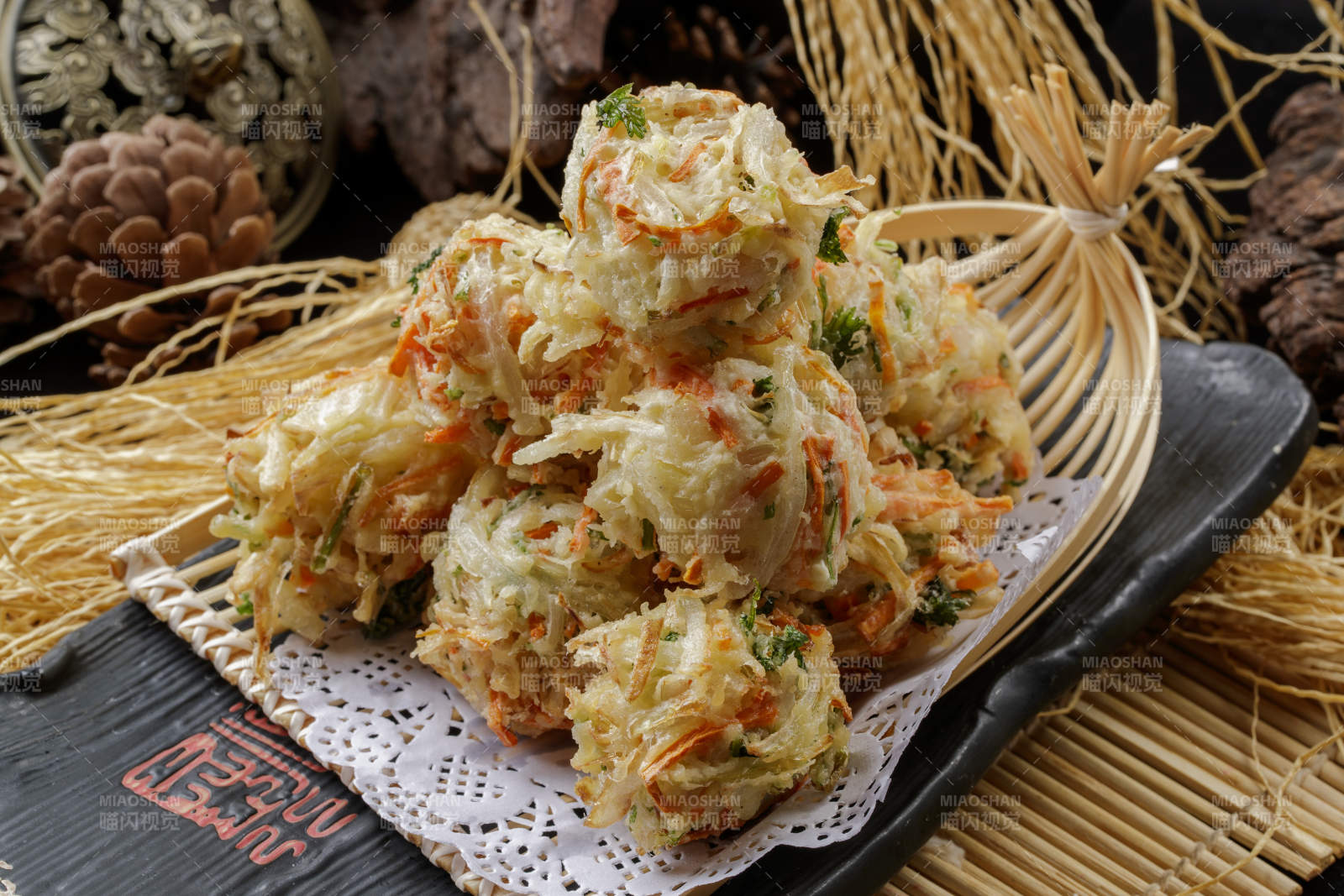 精美餐具裝的油炸素丸子