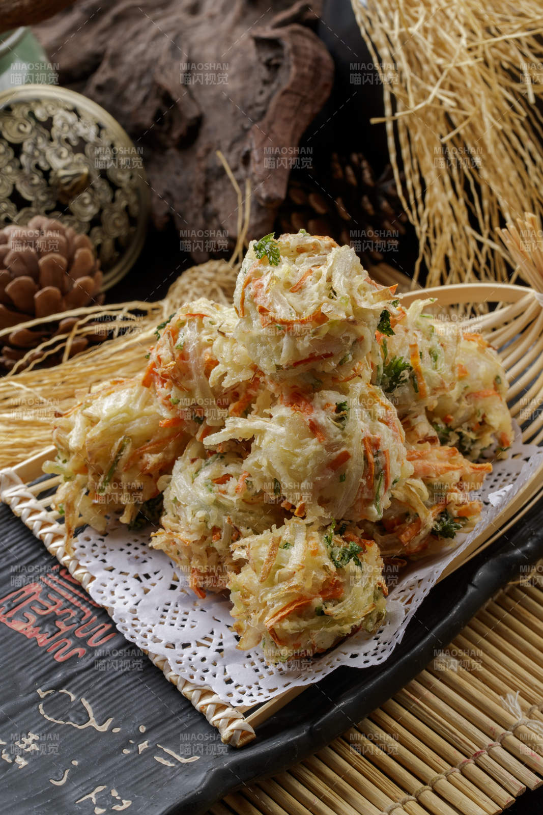 精美餐具裝的油炸素丸子