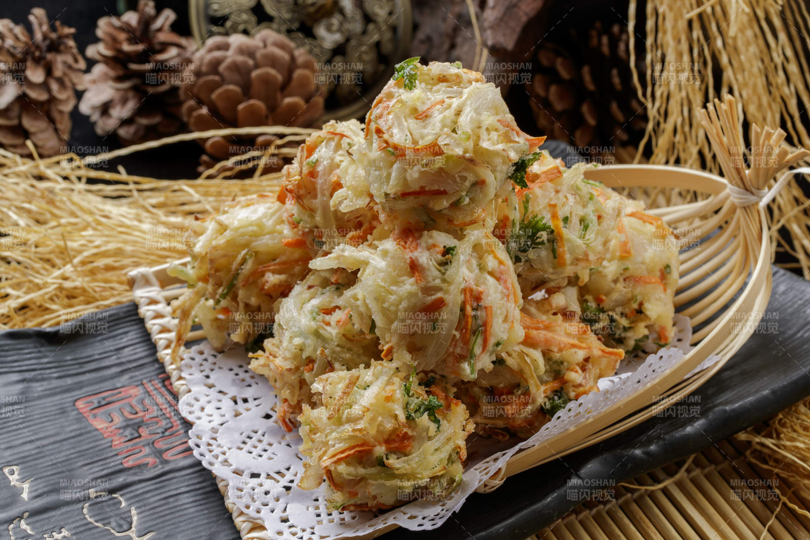 精美餐具裝的油炸素丸子