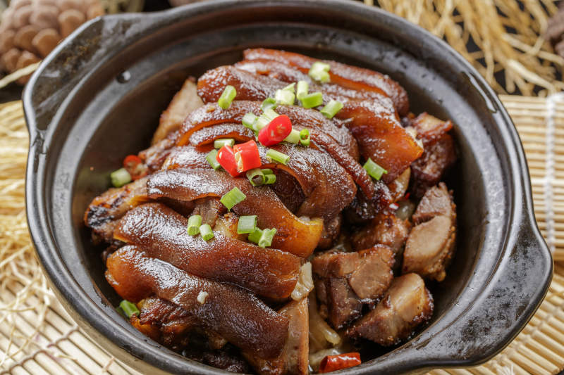 黑色砂锅装的酱焖猪肘子