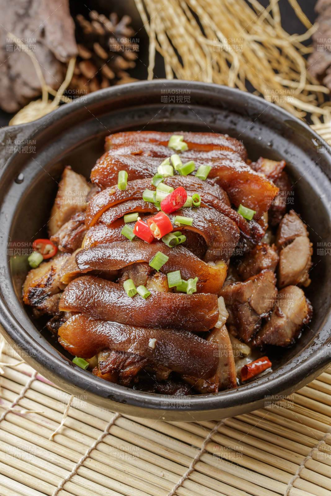 黑色砂锅装的酱焖猪肘子