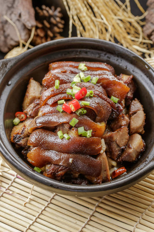 黑色砂锅装的酱焖猪肘子