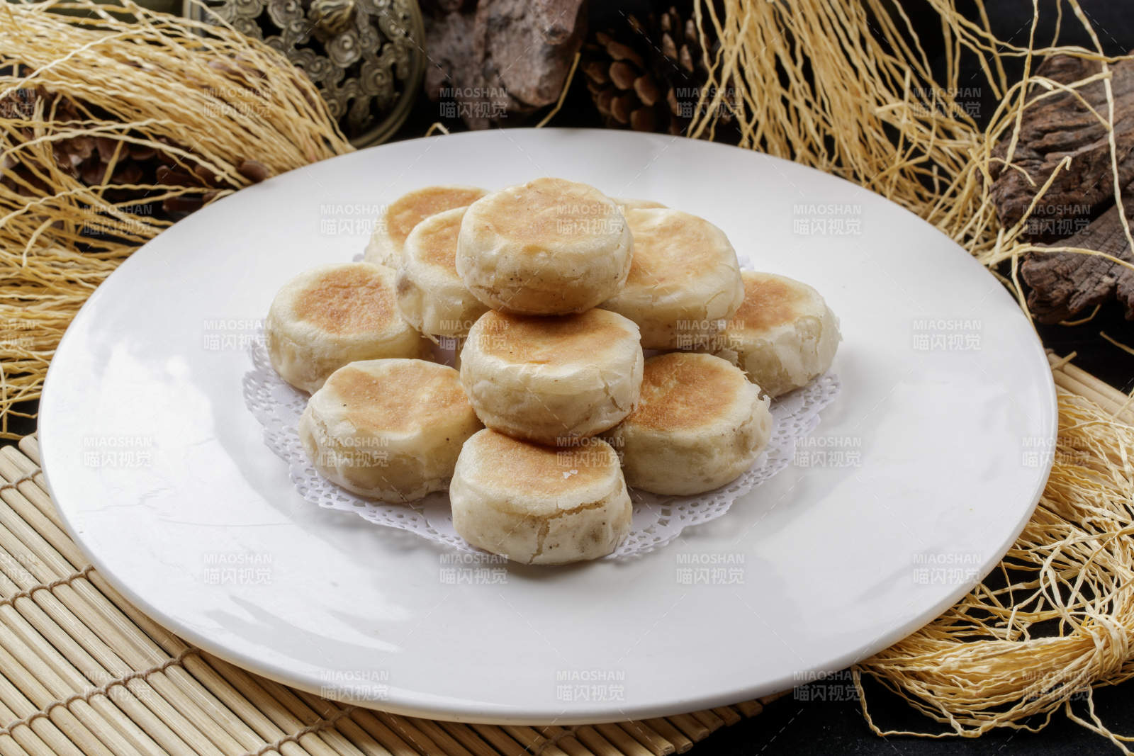 寿司帘上的圆瓷盘装的羊肉门丁图片