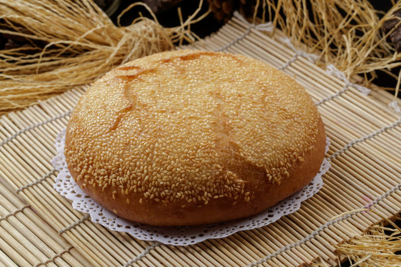 寿司帘上摆放的油炸大油香