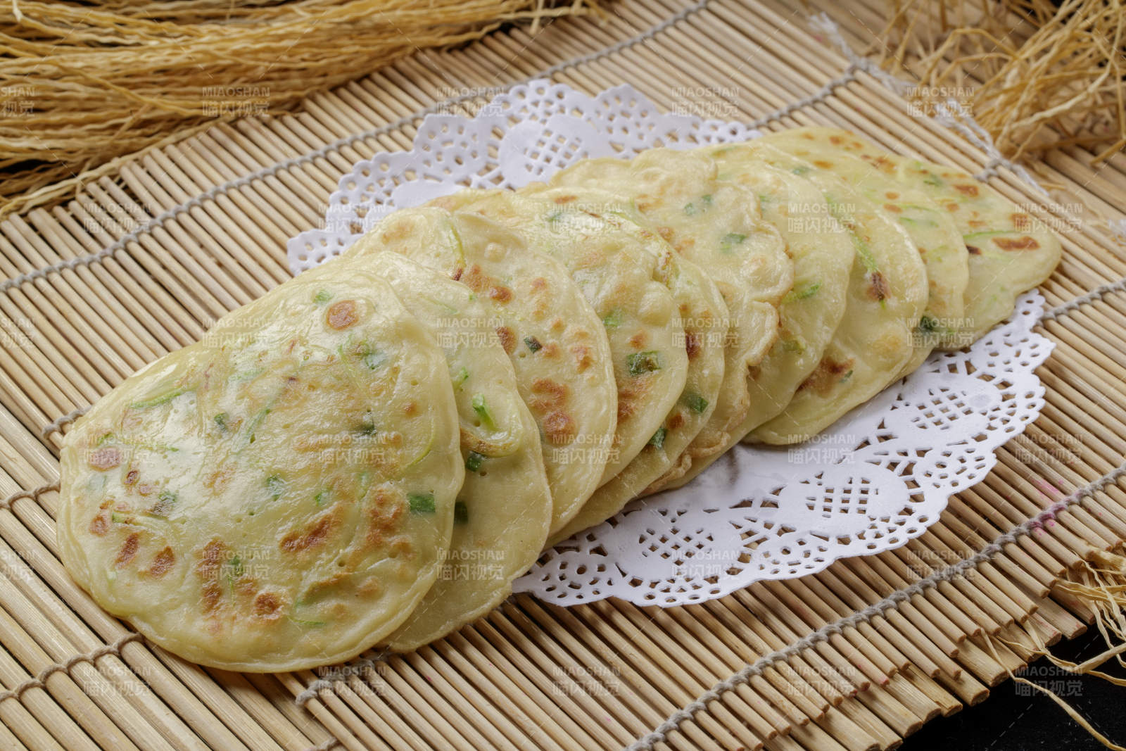 寿司帘上摆放的美味玉米滩簧饼