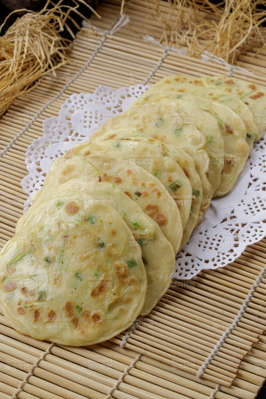 寿司帘上摆放的美味玉米滩簧饼