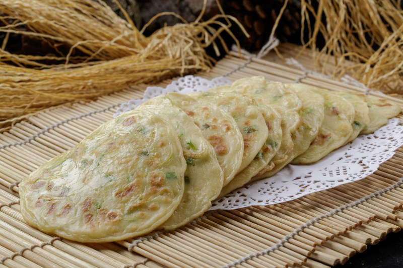 寿司帘上摆放的美味玉米滩簧饼