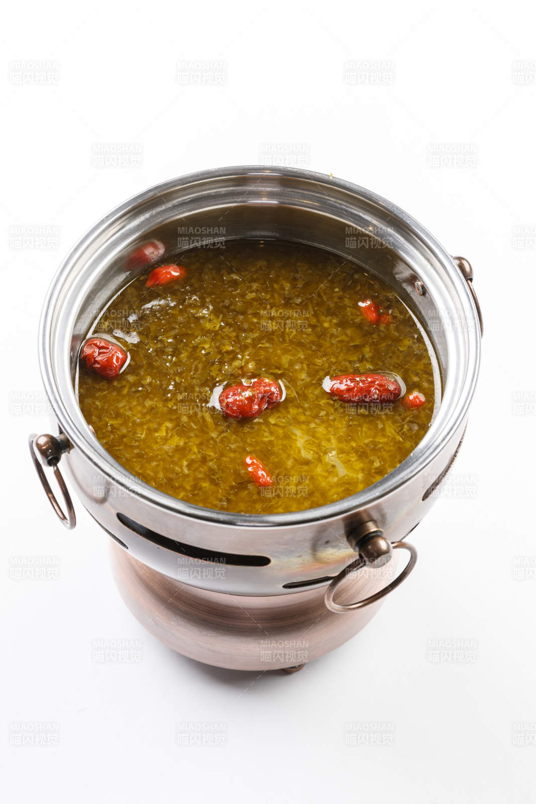 白色背景上的小火锅装的雪菜牛油锅底
