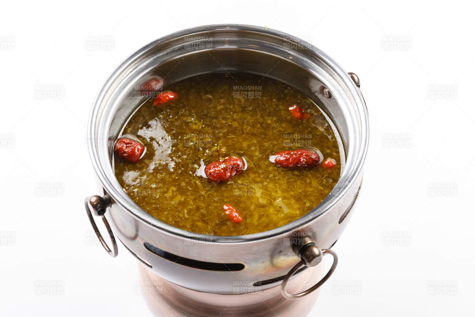 白色背景上的小火锅装的雪菜牛油锅底