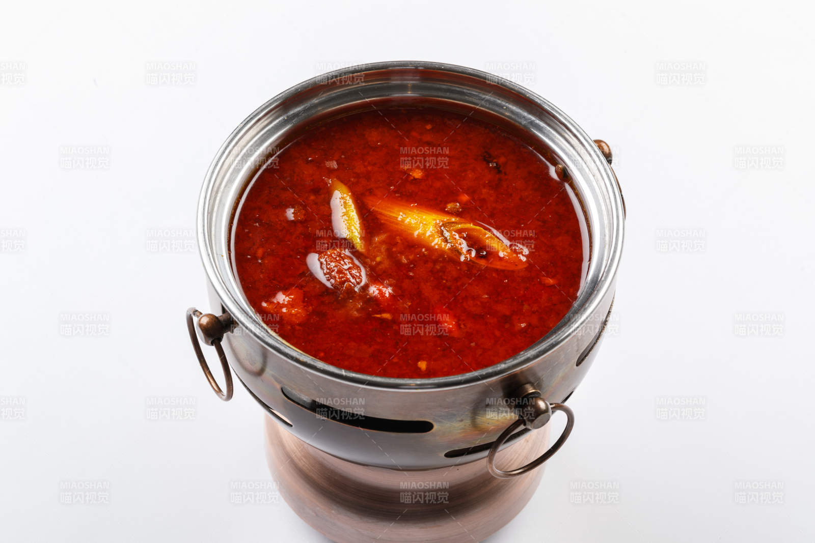 白色背景上的小火鍋裝的香辣紅油鍋底