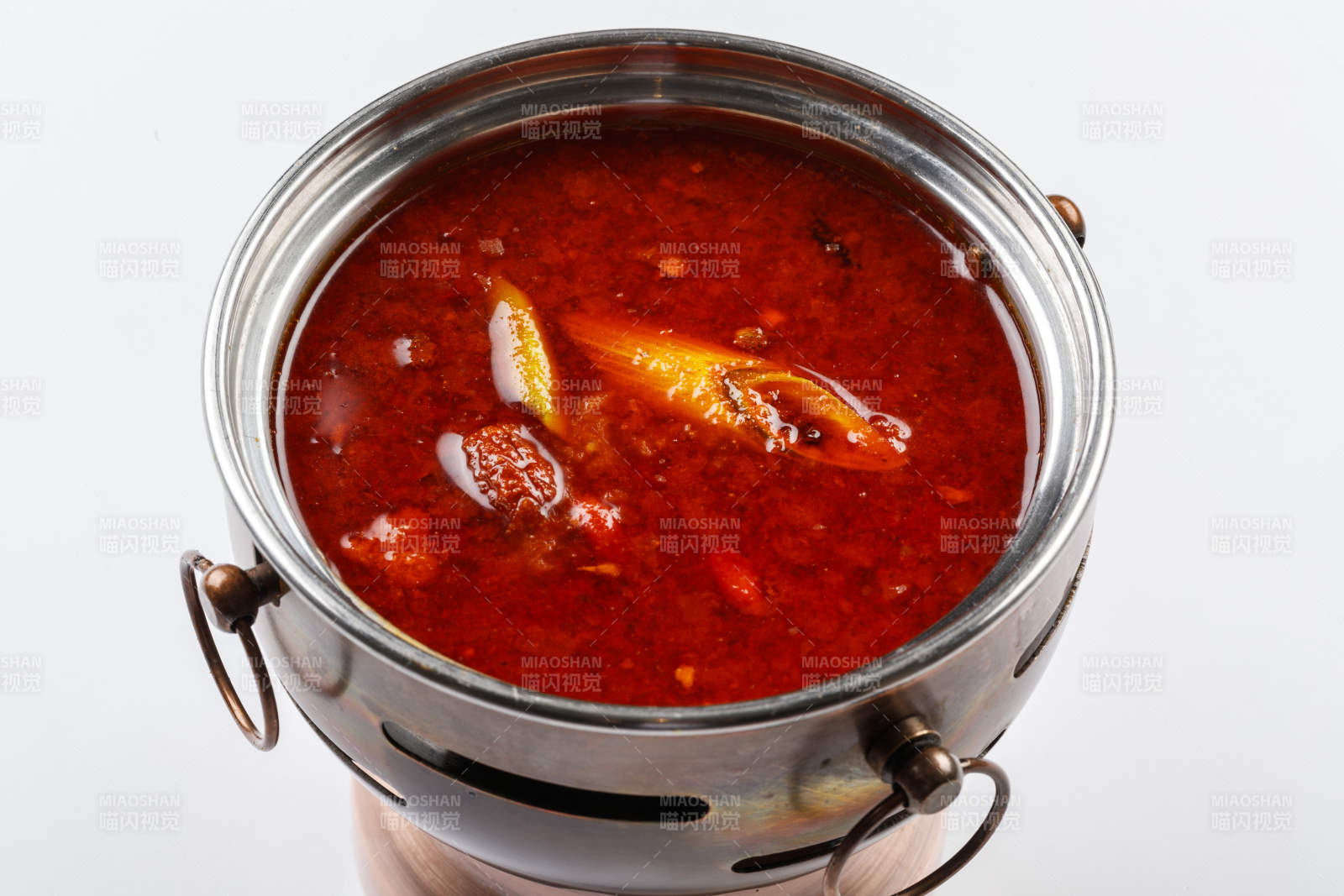 白色背景上的小火鍋裝的香辣紅油鍋底
