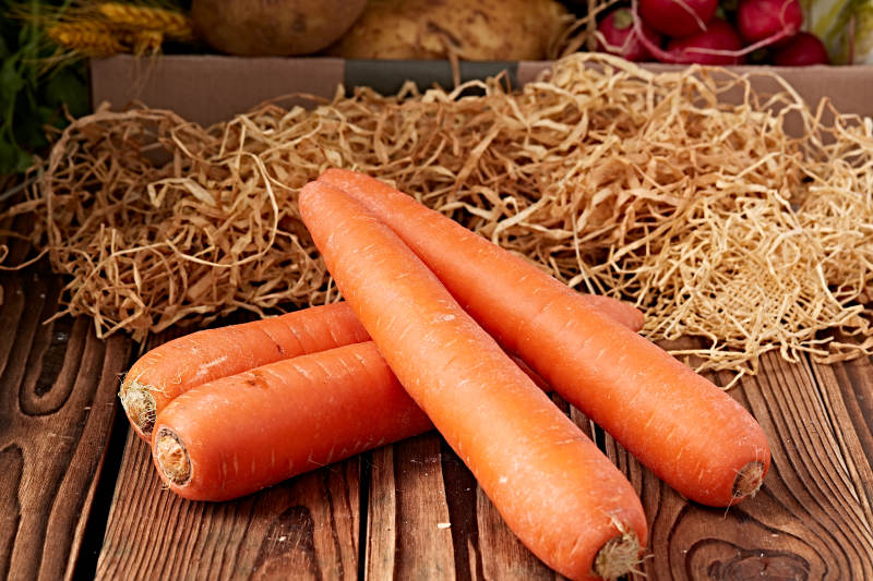 新鲜采摘有机蔬菜胡萝卜