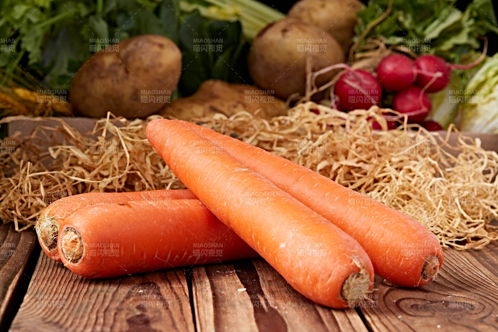 新鲜采摘有机蔬菜胡萝卜
