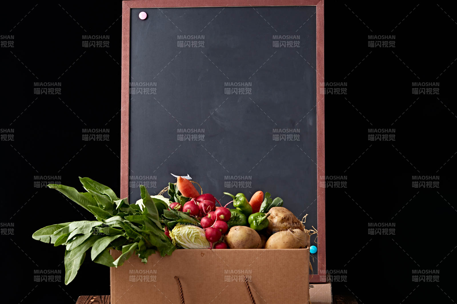 一堆農(nóng)場新鮮采摘蔬菜