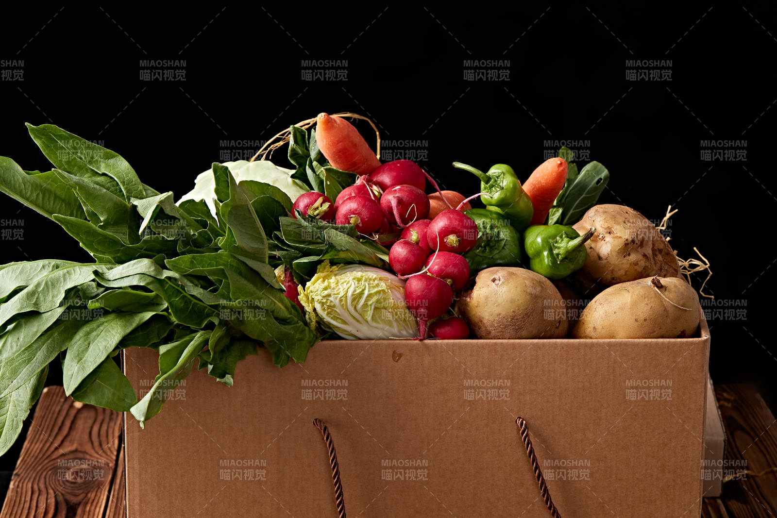 一堆农场新鲜采摘蔬菜