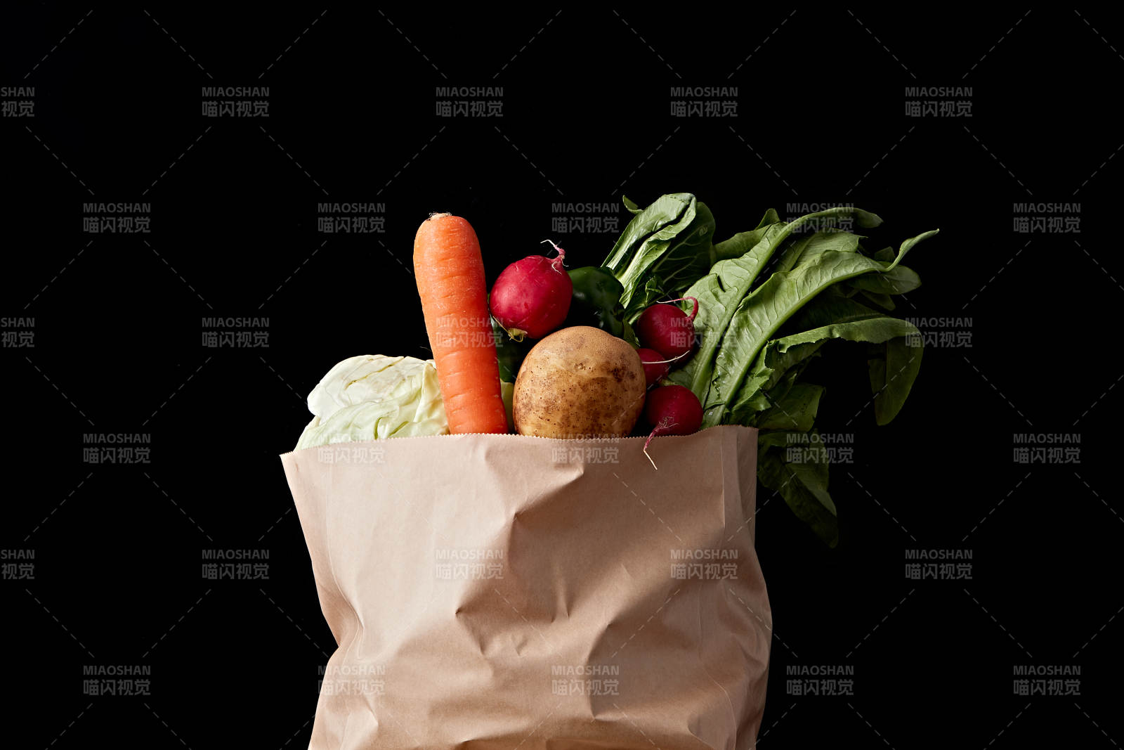 一堆农场新鲜采摘蔬菜