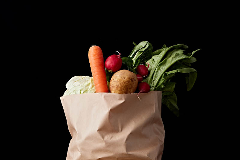 一堆农场新鲜采摘蔬菜