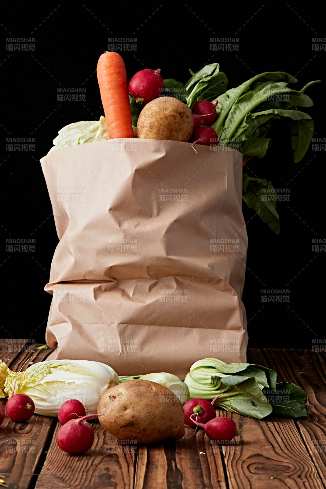 一堆农场新鲜采摘蔬菜