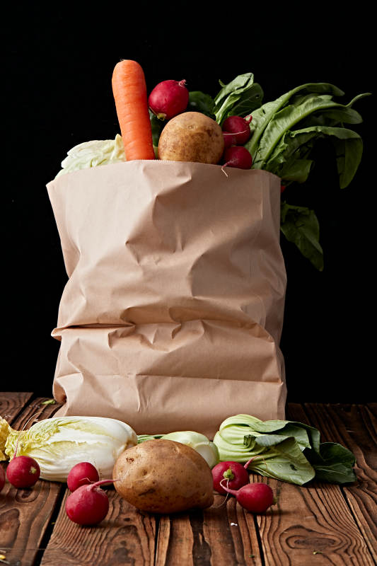 一堆农场新鲜采摘蔬菜