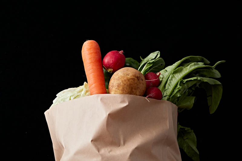 一堆农场新鲜采摘蔬菜