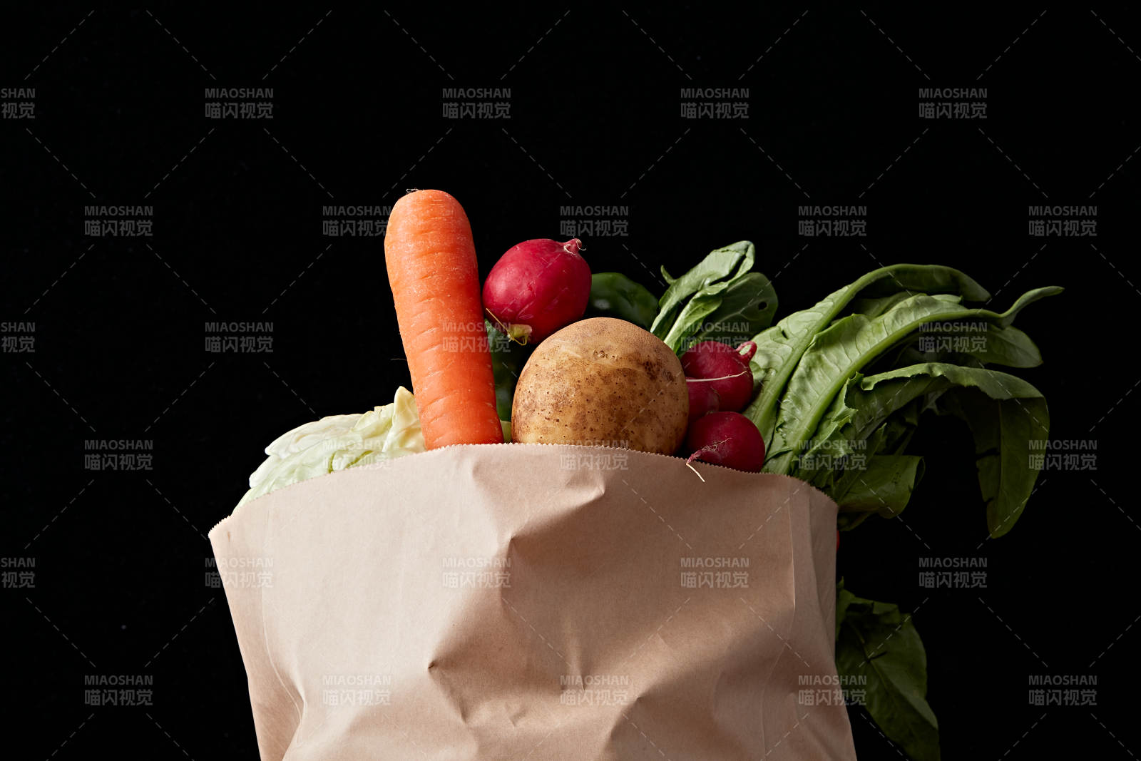 一堆农场新鲜采摘蔬菜