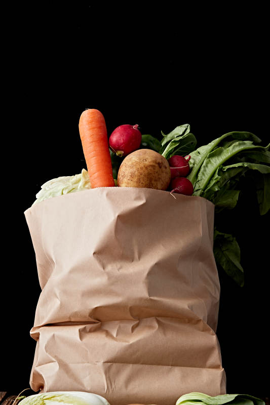 一堆农场新鲜采摘蔬菜