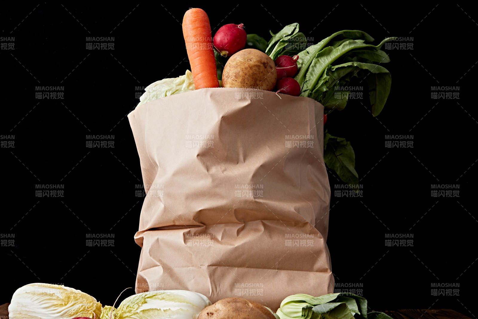 一堆农场新鲜采摘蔬菜