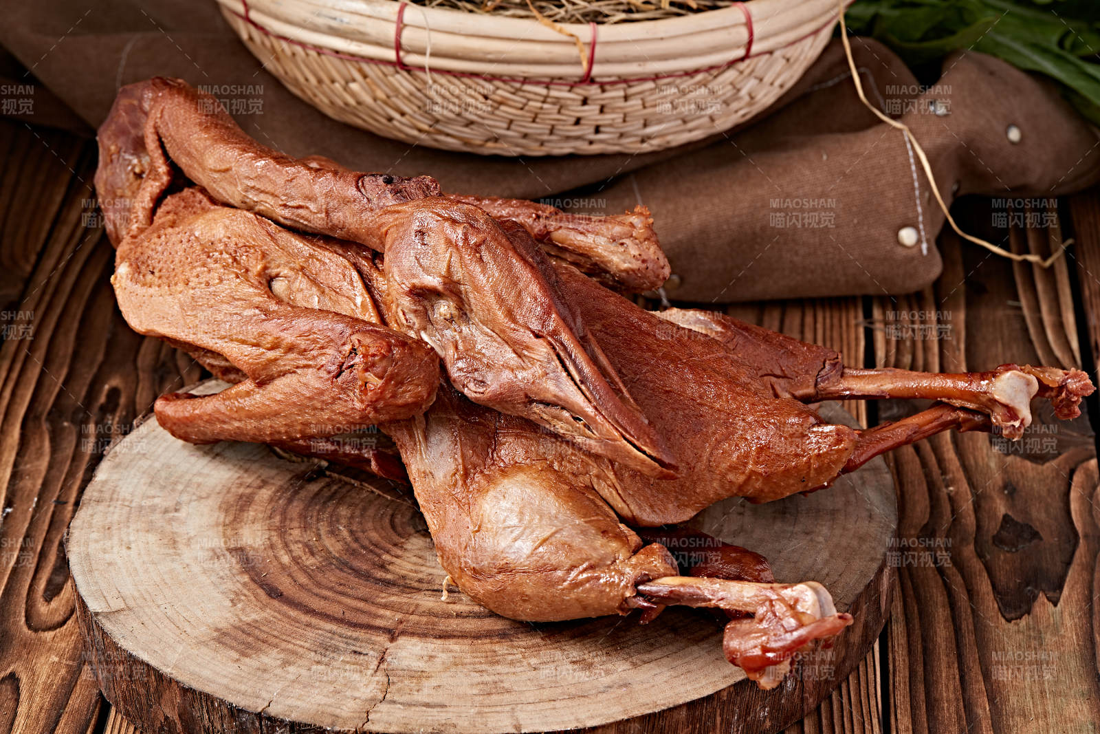 烟熏卤味大鹅肉