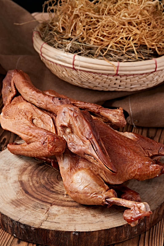 烟熏卤味大鹅肉