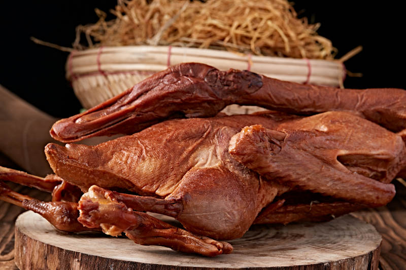 烟熏卤味大鹅肉