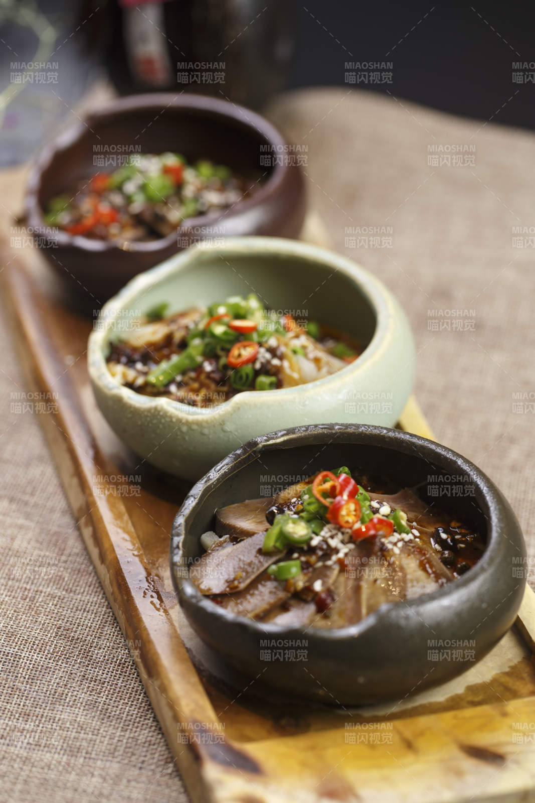 木质托盘装的川香三杯聚图片