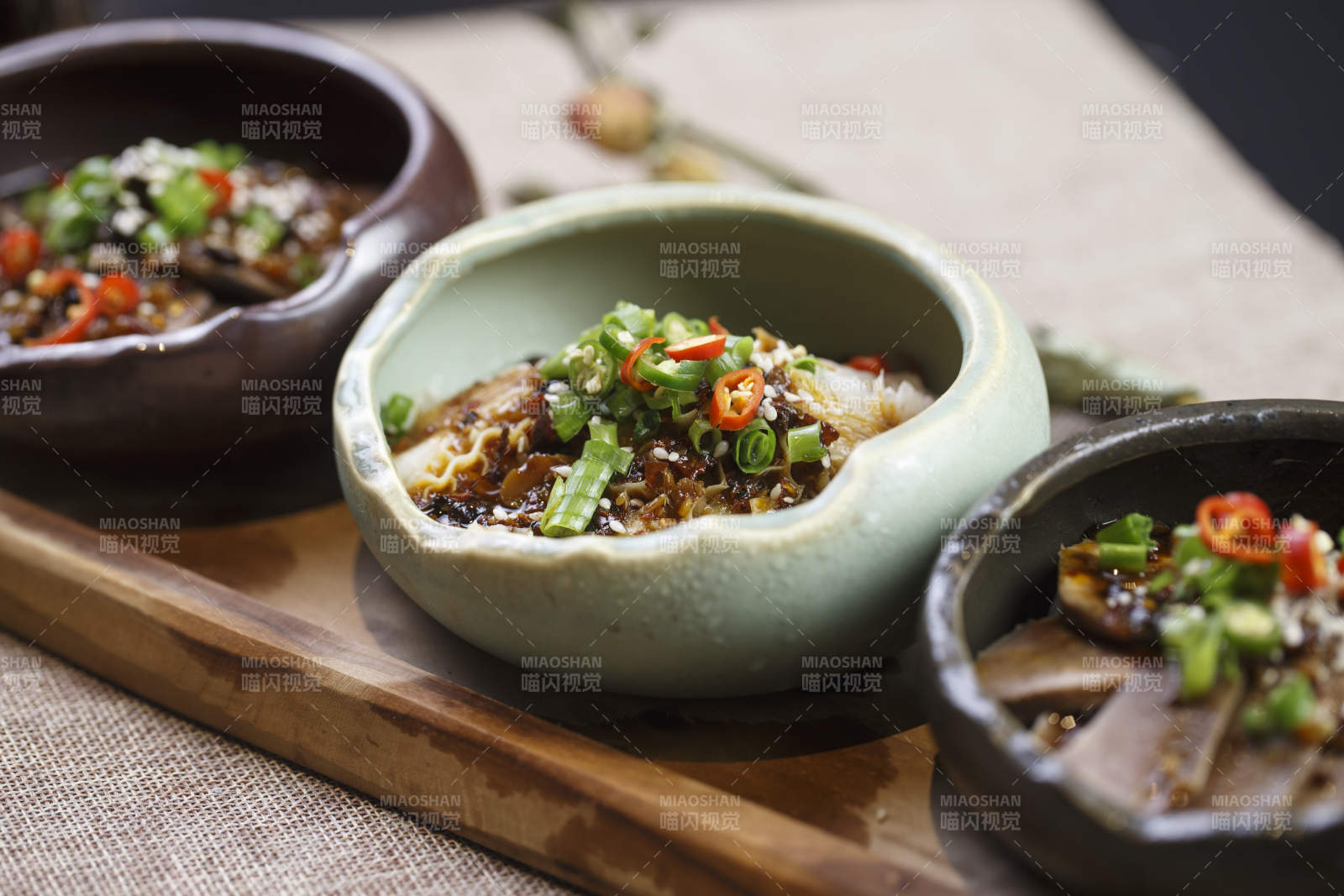 木质托盘装的川香三杯聚图片