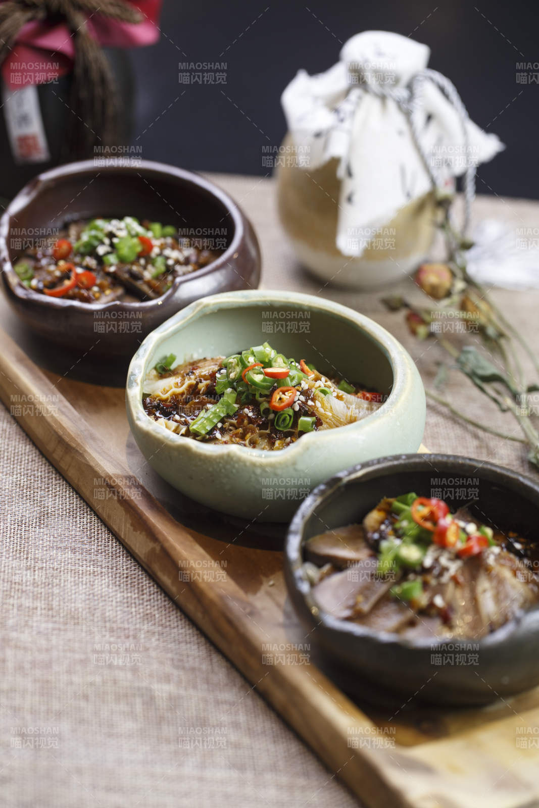 木质托盘装的川香三杯聚图片