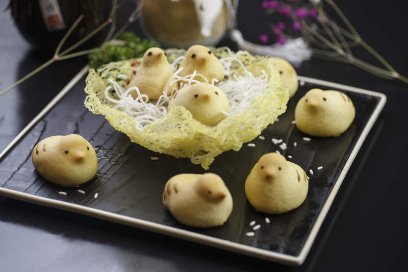 黑色瓷盘装的奶香小鸡酥