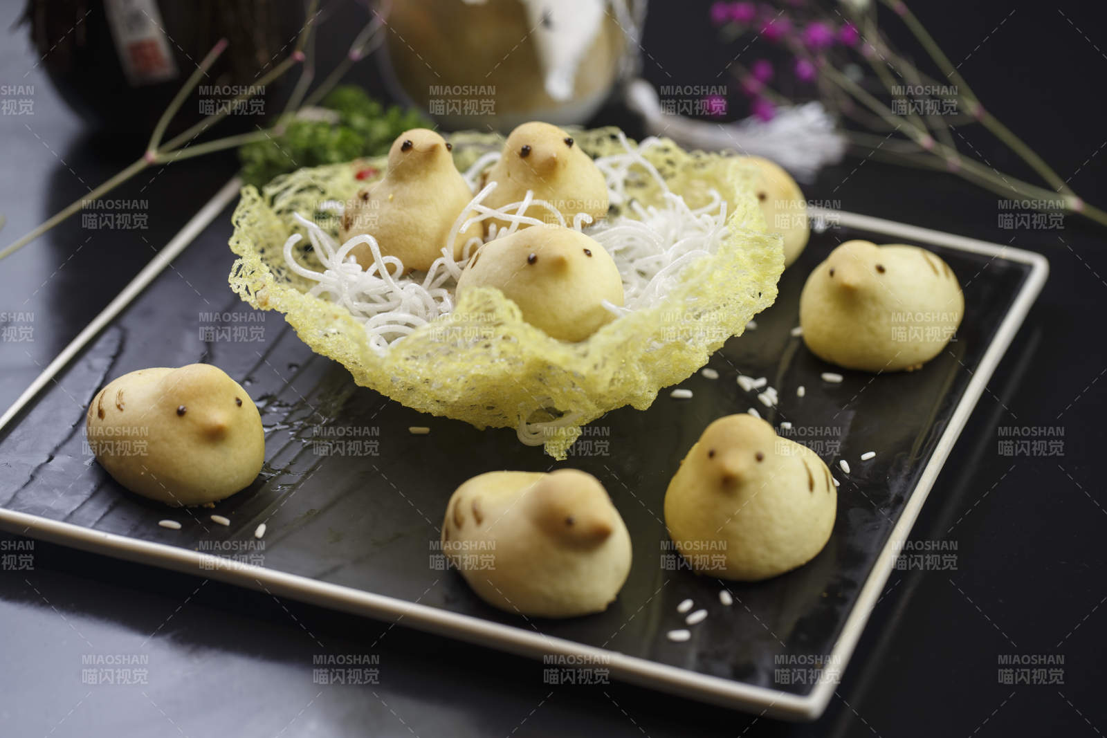 黑色瓷盘装的奶香小鸡酥